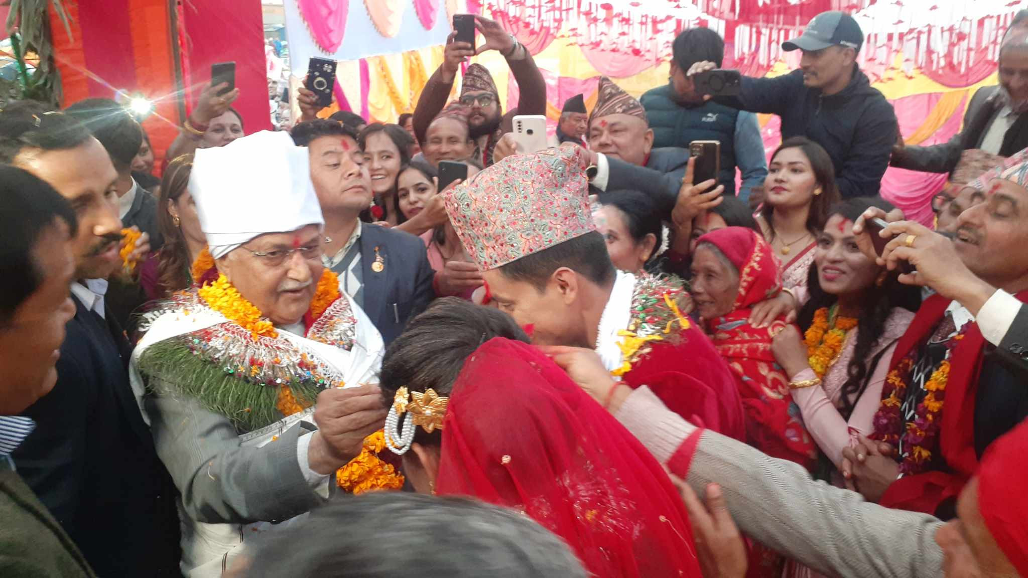 बिहे घरमा बेहुला-बेहुलीलाई आशीर्वाद दिन पसे केपी ओली (तस्वीर/भिडियाे) 
